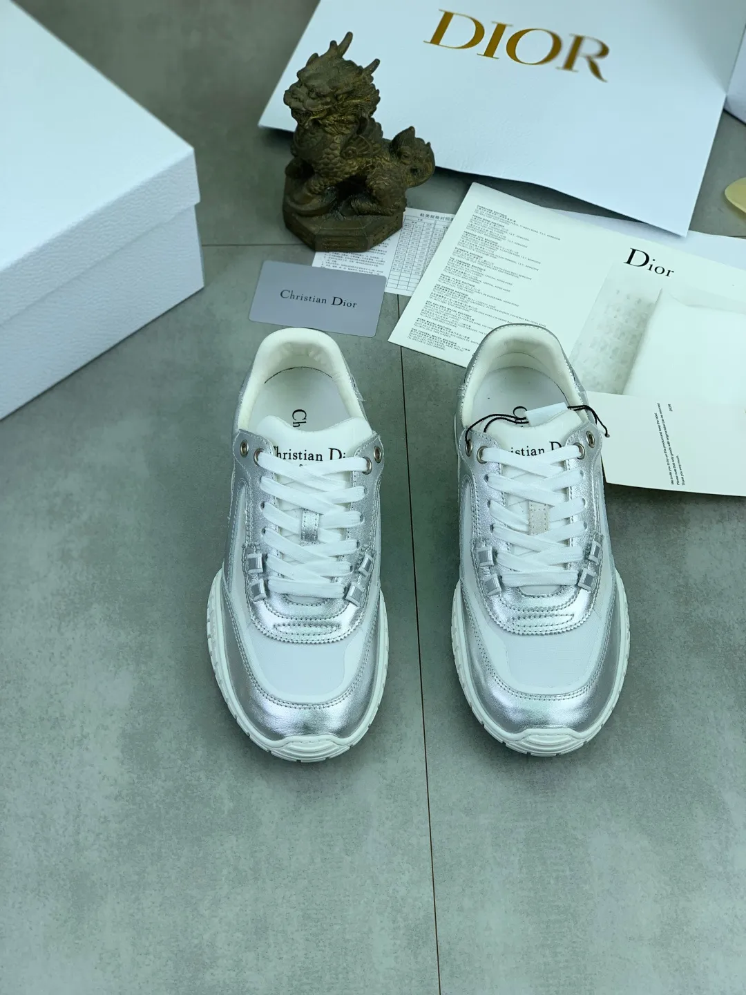 Men's men's shoes P560 new Dior Tech sneakers 2026 early spring series new products, with fashionable details, highlighting retro aesthetics. The light beige anti-suede cow leather upper is spliced ​​with apricot transparent mesh fabric on the side. The upper window edge is adhered with high-frequency flat ironing and back-pressure. It replicates the original craftsmanship, making it beautiful and comfortable without falling off. The interior is made of sheep lining of the same color and is soft and comfortable. The heel and tongue are embellished with the Paris logo. The textured TPU soles with the same color logo. The high-end version is exquisitely packaged with an airplane box, adding to the high-end style. Color: 4️⃣colors available Size: Female 35-41 Male 39-46